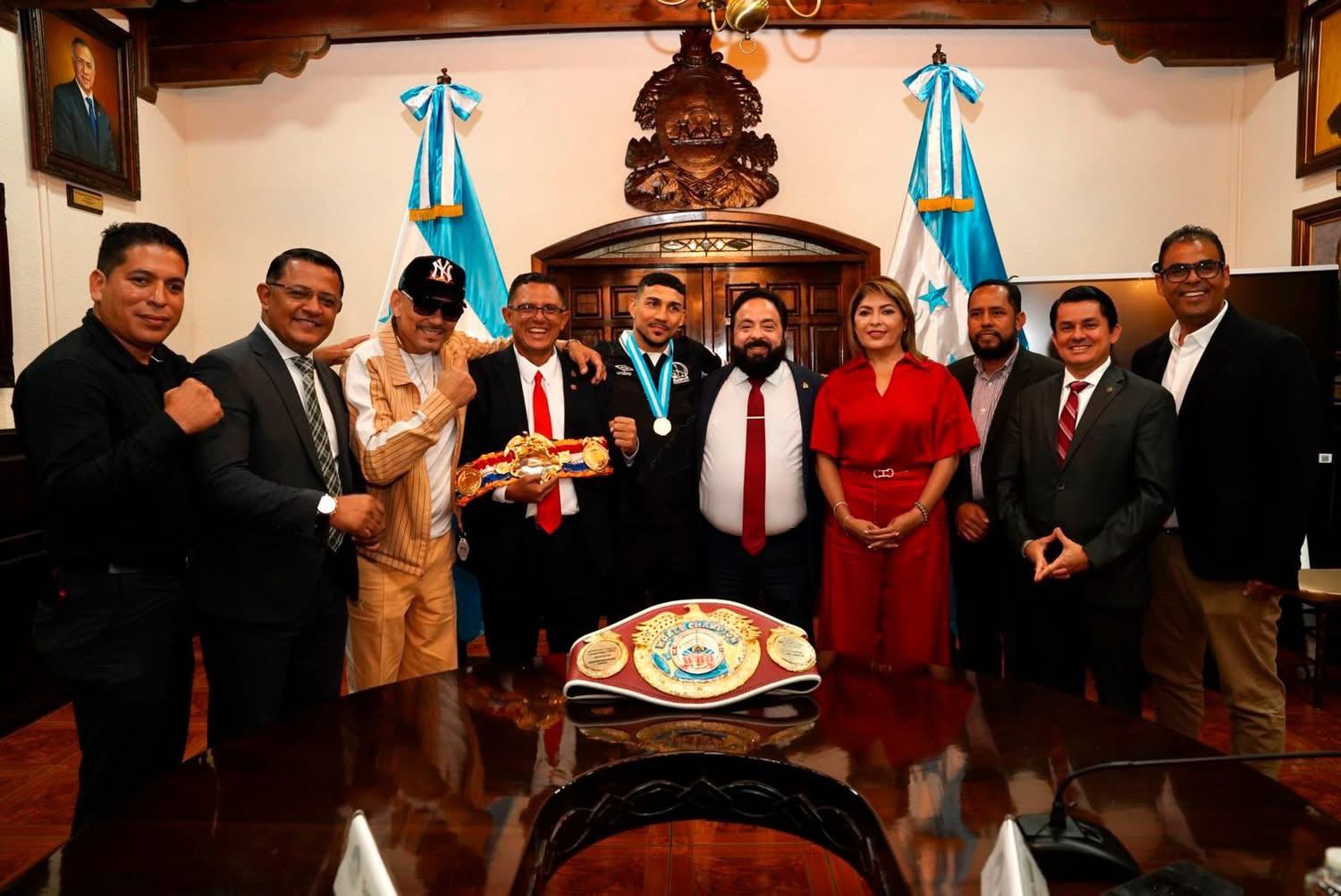 Presidente Luis Redondo entregó Medalla de Oro y Pergamino Especial al campeón mundial de boxeo, Teófimo López